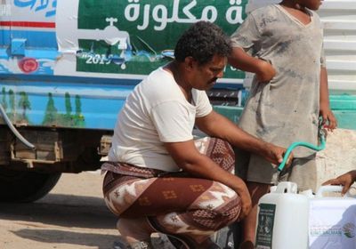 مركز الملك سلمان يقدم كميات كبيرة من المياه لأهالي الخوخة  