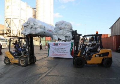 سفينة مساعدات إماراتية ترسو في ميناء المكلا