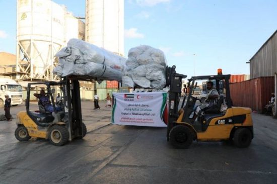 سفينة مساعدات إماراتية ترسو في ميناء المكلا