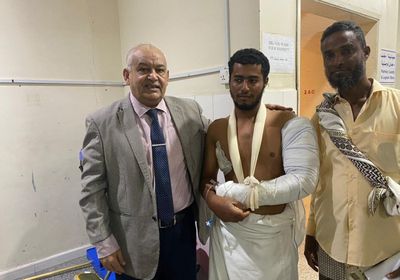 للمساهمة في علاجه.. رئيس انتقالي عدن يزور ضحية حراس المعاشيق