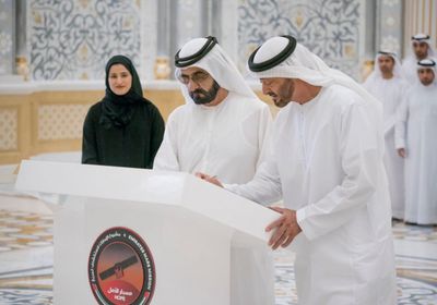 بن زايد وبن راشد يوقعان على قطعة من "مسبار الأمل" الذي سينطلق إلي المريخ في يوليو 2020