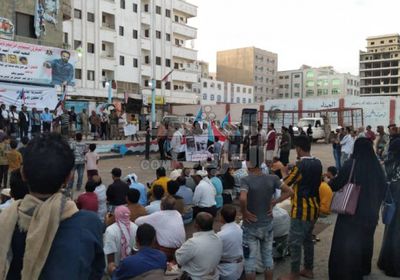 بالصور..محتجون على إرهاب الشرعية يتوافدون على ساحة شهداء المنصورة