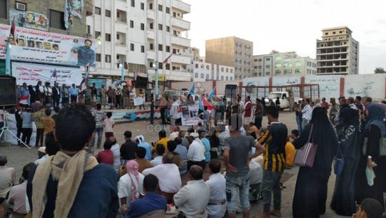 بالصور..محتجون على إرهاب الشرعية يتوافدون على ساحة شهداء المنصورة