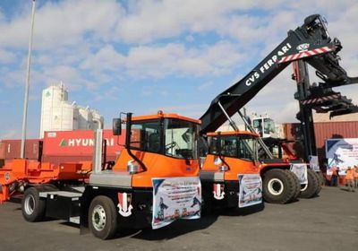 انطلاق العمل بآليات شحن وتفريغ جديدة بميناء المكلا (صور)