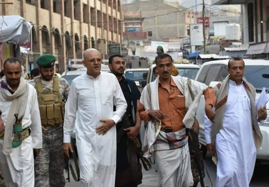 إصابة أحد مرافقيه.. استهداف موكب محافظ تعز بالرصاص