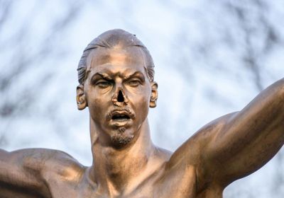 تدمير تمثال الاسطورة إبراهيموفيتش بشكل كامل في السويد
