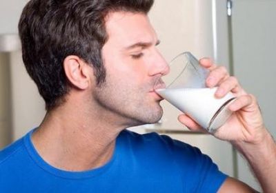 حال ظهور هذه العلامات.. دراسة طبية تحذّر من شرب الحليب