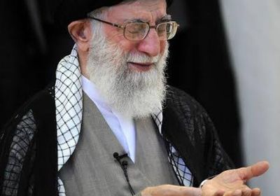 باكيا.. خامنئي يؤم صلاة الجنازة على قاسم سليماني