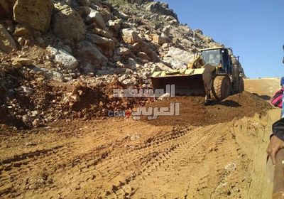 "خليفة الإنسانية" تبدأ توسعة طريق حيبق في سقطرى  