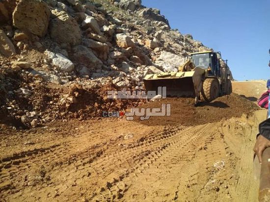 "خليفة الإنسانية" تبدأ توسعة طريق حيبق في سقطرى  