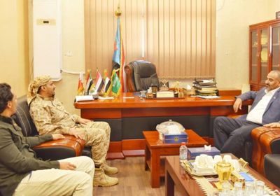 الرئيس الزُبيدي يبحث دور الشرطة العسكرية في تعزيز الأمن بعدن