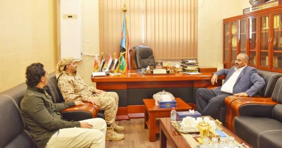 الرئيس الزُبيدي يبحث دور الشرطة العسكرية في تعزيز الأمن بعدن