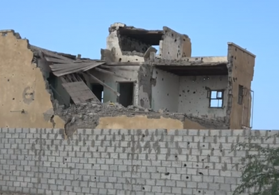 مأساة..منازل المواطنين في المسنا تتحول إلى أطلال بسبب القصف الحوثي (فيديو)
