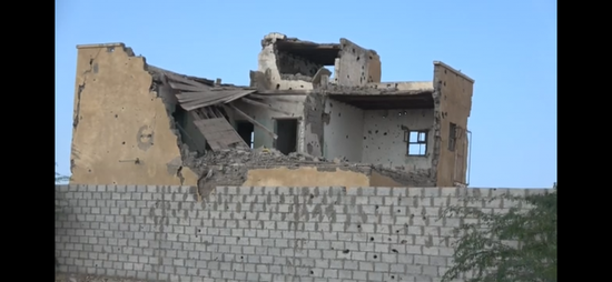 مأساة..منازل المواطنين في المسنا تتحول إلى أطلال بسبب القصف الحوثي (فيديو)