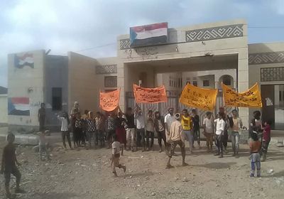 أبناء الملاح يحتجون على تردي الخدمات في المديرية