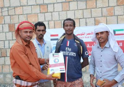 الكويت توزع أغذية على المتضررين من الأمطار بسقطرى