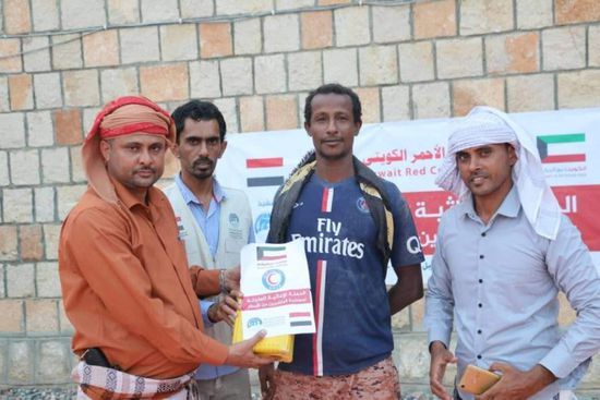 الكويت توزع أغذية على المتضررين من الأمطار بسقطرى