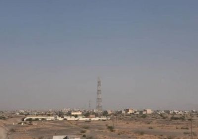 بالأسلحة القناصة.. مليشيات الحوثي تستهدف مزارع المواطنين في حيس 