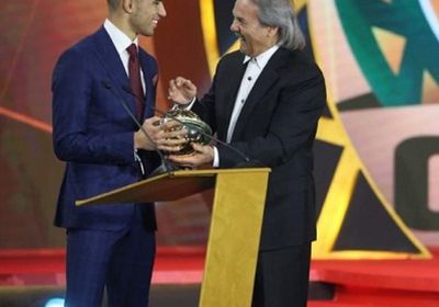 أشرف حكيمي يفوز بجائزة أفضل لاعب شاب في القارة الإفريقية