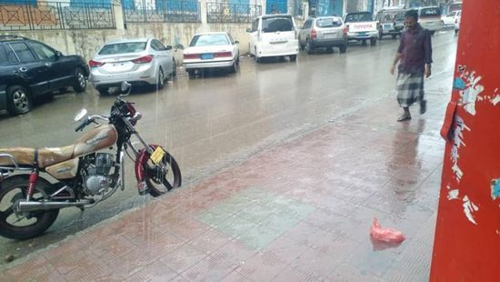 أمطار على مدينة المكلا وضواحيها (صور)