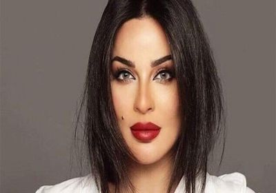 نادين نسيب نجيم تدخل في نوبة ضحك بسبب نجلها (فيديو)