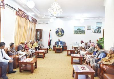 الزُبيدي يدعو أبناء أبين إلى التوحد لمواجهة الغزاة ومروجي الشائعات