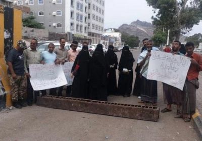 للمطالبة بتعيينهم.. أوائل جامعة عدن يتظاهرون مجددا أمام معاشيق