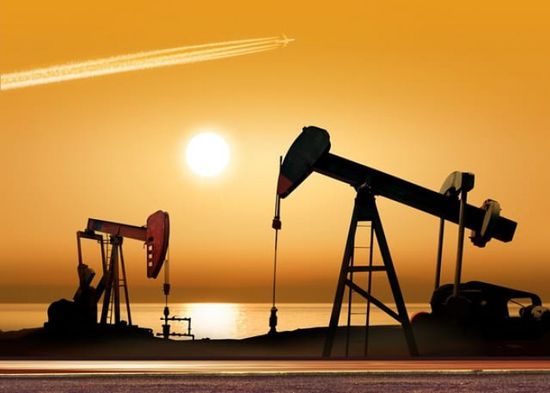 النفط يرتفع بشكل طفيف عقب التصعيد الإيراني بالعراق