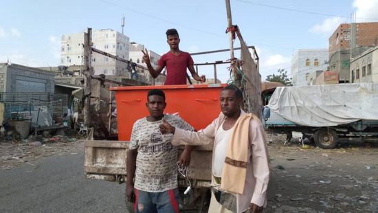 بدعم من ميرسي كور.. توزيع الدفعة الثانية من حاويات القمامة بردفان