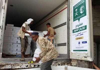 بدعم سعودي ..توزيع 8,550 كرتون تمر في محافظتي شبوة والضالع (صور)