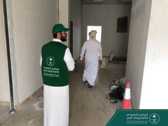 "البرنامج السعودي" يتابع تنفيذ إنشاء مدرستين في المهرة (صور)