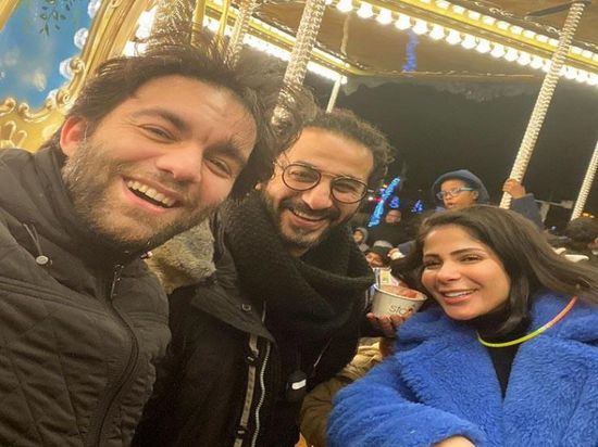 شريف رمزي بصحبة أحمد حلمي ومنى زكي في أحدث ظهور له