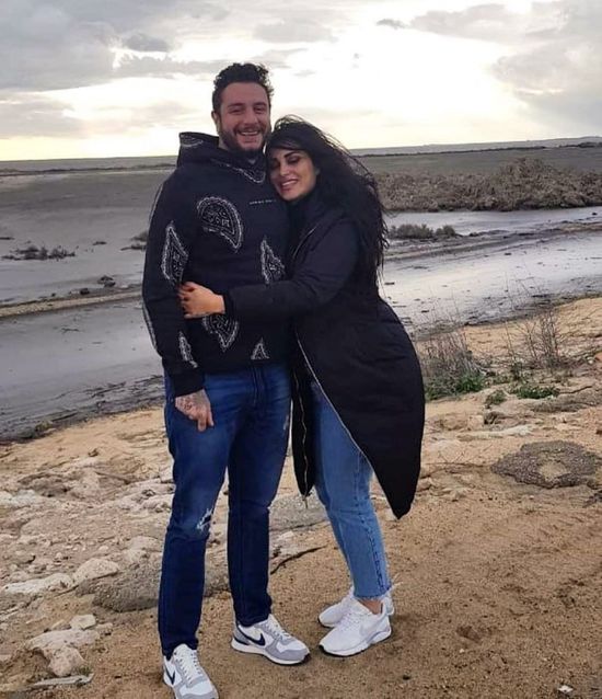 أحمد الفيشاوي يبعث رسالة رومانسية لزوجته (صورة)