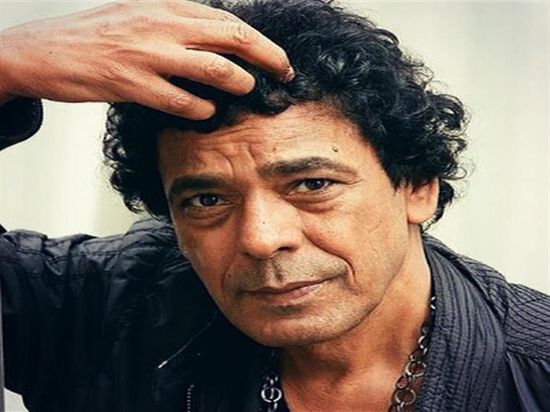 الإثنين.. محمد منير يستقبل العزاء في ابن عمه ومدير أعماله