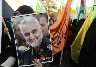 متظاهرون في طهران يمزقون صور  لقاسم سليماني 