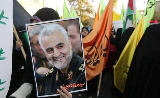 متظاهرون في طهران يمزقون صور  لقاسم سليماني 
