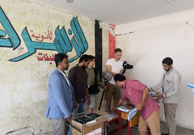 طبعت المناهج وتكفلت بالرواتب.. الإمارات تٌعيد الحياة لمدارس سقطرى