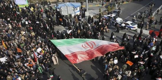 طلاب الجامعات الإيرانية يرددون هتافات ضد المرشد: "الحرس يقتل وهو يدعم" 