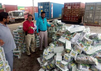 إتلاف كميات كبيرة من العصائر بسبب فسادها (صور)