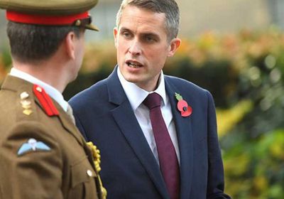 وزير الدفاع البريطاني يطالب بخوض الحروب دون أمريكا