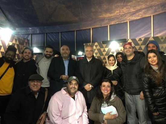 أكرم حسني ينشر صورة جديدة بصحبة أبطال "عطل فني"