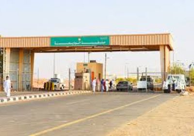  25 شاحنة إغاثية تعبر منفذ الوديعة إلى عدن