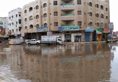 تخوفات من حدوث كارثة بيئية بسبب الأمطار في العاصمة عدن (صور)