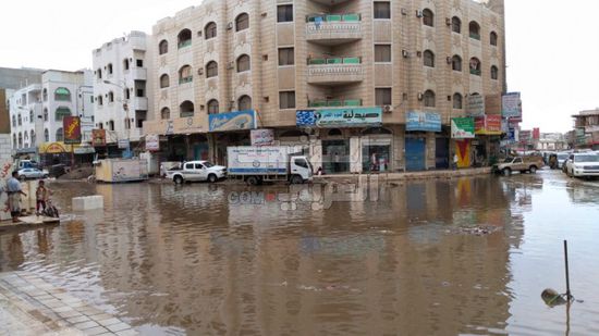 تخوفات من حدوث كارثة بيئية بسبب الأمطار في العاصمة عدن (صور)