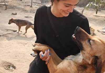 بالصور.. تارا عماد توجه لجمهورها رسالة بعد زيارة ملجأ للكلاب الضالة 