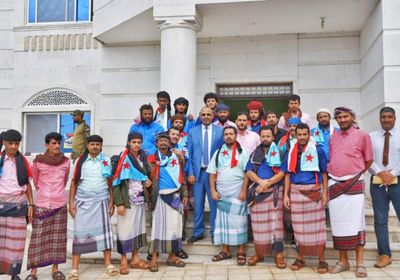 جددوا التزامهم بالدفاع عن الوطن.. الزُبيدي يستقبل الأسرى المحررين ويشيد بصمودهم