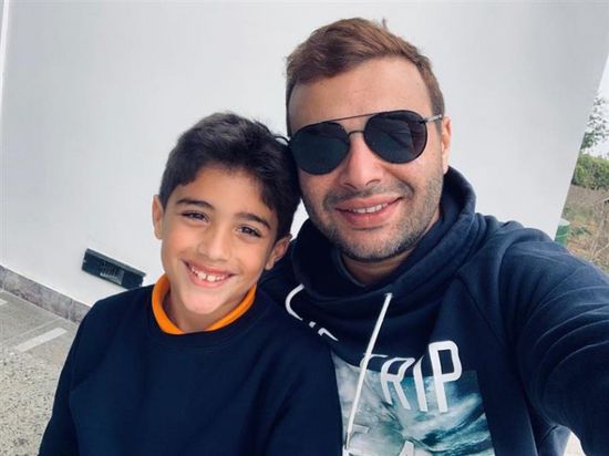 رامي صبري ينشر صورته بصحبة نجله