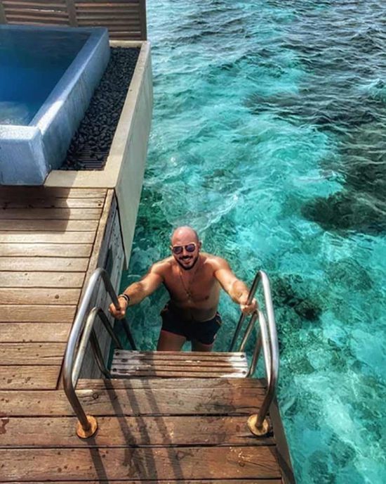 محمود العسيلي ينشر الصور الأولى لرحلة شهر عسله في المالديف