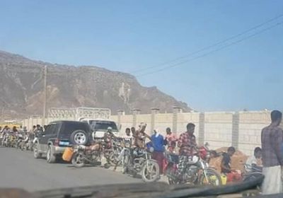 العيسي يعاقب أبناء سقطرى برفع أسعار المشتقات النفطية 