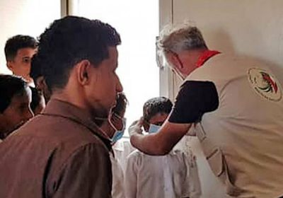 "خليفة الإنسانية" تنظم حملة نظافة موسعة بمدرسة عثمان بن عفان بأرخبيل سقطرى 